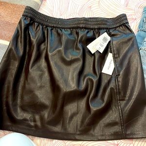 Size medium Aritzia never worn pleather skirt in rich brown w tags